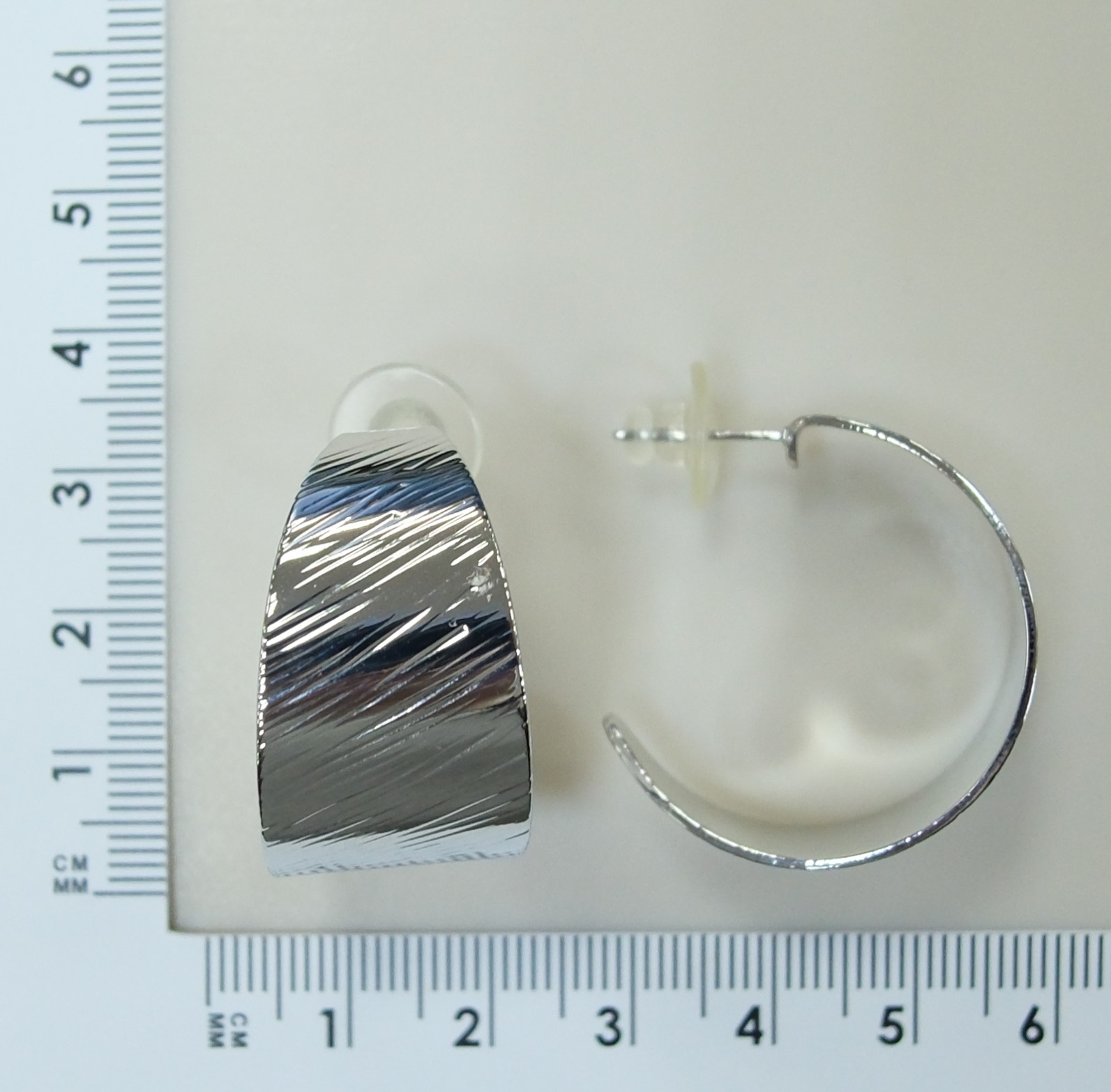 Серьги из бижутерного сплава белого цвета;